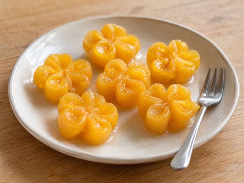 Thong Yip (gyldne æggeblommeblomster i sirup) Thong Yip (gyldne æggeblommeblomster i sirup)
