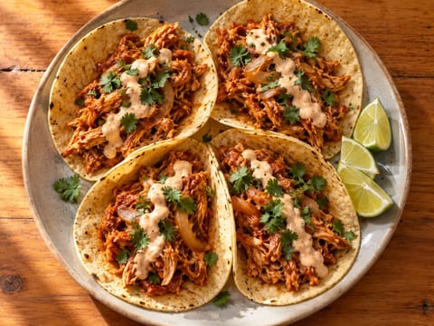Tacos tinga de pollo s chipotle omáčkou Tacos tinga de pollo s chipotle omáčkou