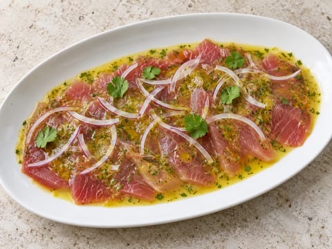 Tiradito de Atún (Tonnfisk på peruanskt vis med aji amarillo och lime) Tiradito de Atún (Tonnfisk på peruanskt vis med aji amarillo och lime)