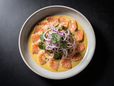 Tiradito de Salmon (peruviansk skåret laks i leche de tigre)