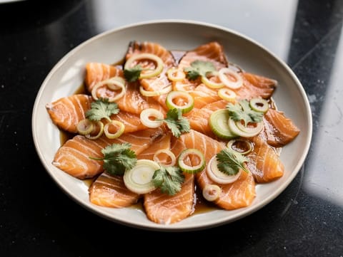 Tiradito med ponzu-dressing (japansk-peruviansk laks)