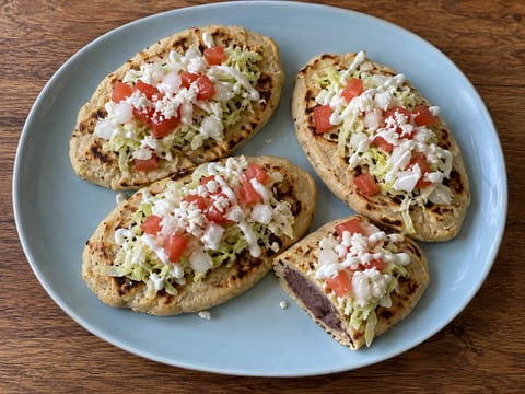 Tlacoyos de Frijol (focaccine di masa ripiene di fagioli con salsa e queso fresco) Tlacoyos de Frijol (focaccine di masa ripiene di fagioli con salsa e queso fresco)