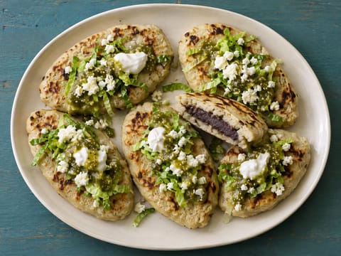 Tlacoyos (parilalla paistetut masa-kakut, täytteenä paistetut mustat pavut)