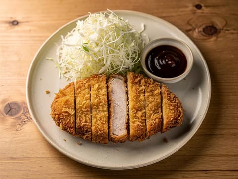 Tonkatsu (costeleta de porco em panko com couve)