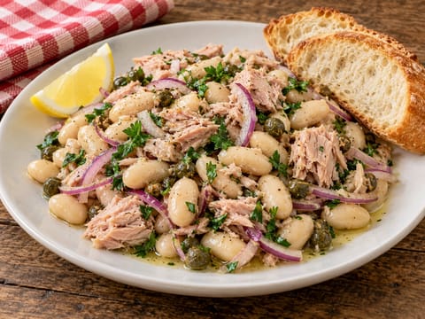 Tonno e Fagioli Cannellini (Tuna and Cannellini Bean Salad) Tonno e Fagioli Cannellini (Tuna and Cannellini Bean Salad)