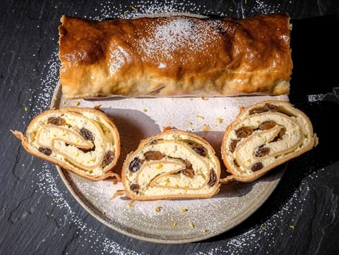 Topfenstrudel (túrós rétes vaníliával és citromhéjjal) Topfenstrudel (túrós rétes vaníliával és citromhéjjal)