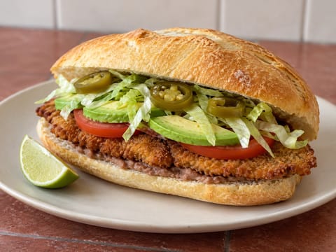Torta de Milanesa (meksikansk sandwich med panert svinekjøtt) Torta de Milanesa (meksikansk sandwich med panert svinekjøtt)