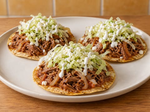 Tinga de Res Tostadas (Didiklenmiş dana tostada) Tinga de Res Tostadas (Didiklenmiş dana tostada)
