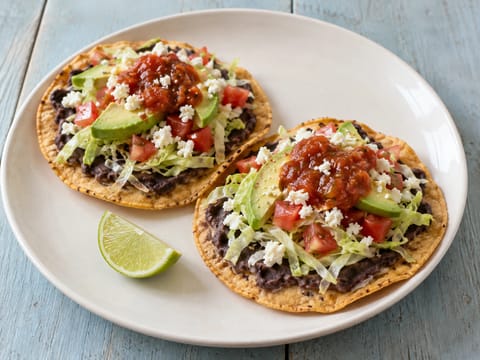Tostadas (krispiga tortillas med topping) Tostadas (krispiga tortillas med topping)