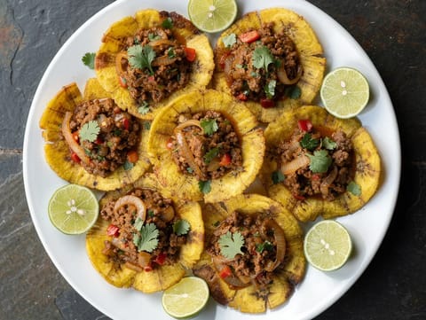 Tostones con Carne Molida (paistetut jauhomaustetut keittobanaanit maustetulla jauhelihalla)