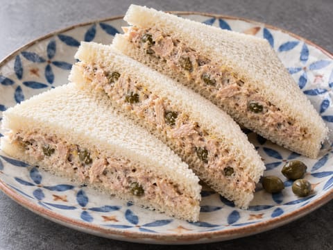 Tramezzini al Tonno e Capperi (sanduíches italianas de atum e alcaparras) Tramezzini al Tonno e Capperi (sanduíches italianas de atum e alcaparras)