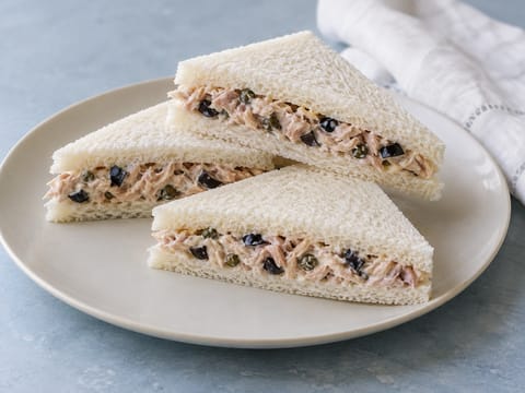 Tramezzini al tonno e olive Tramezzini al tonno e olive