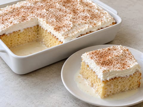 Tres Leches Cake (παντεσπάνι μουλιασμένο σε γάλα) Tres Leches Cake (παντεσπάνι μουλιασμένο σε γάλα)