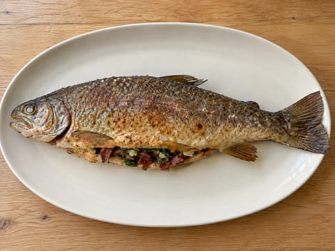 Trucha a la Navarra (Jamón ile doldurulmuş alabalık)