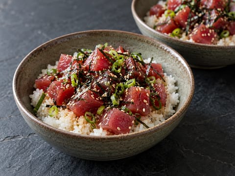 Tonhalas-szezámos poke bowl Tonhalas-szezámos poke bowl