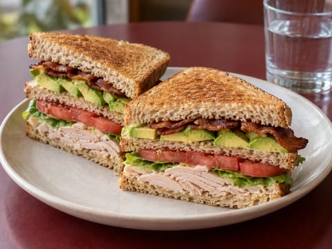 Club sandwich με γαλοπούλα και αβοκάντο