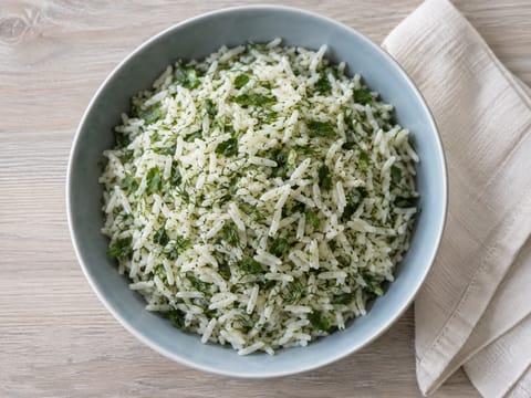 Türkische Basmati-Reis-Bowl mit frischen Kräutern und Zitrone