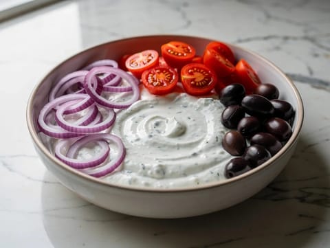 Miska z tzatziki i warzywami Miska z tzatziki i warzywami