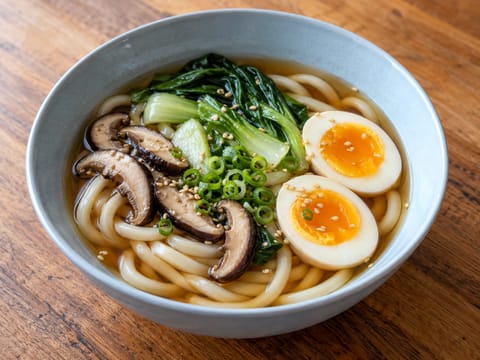 Bowl moderna di noodles udon con brodo di soia e dashi Bowl moderna di noodles udon con brodo di soia e dashi