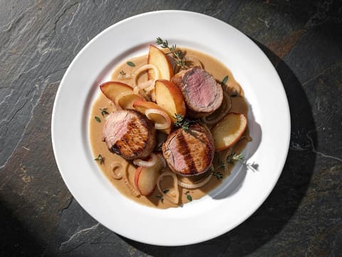 Filetto di maiale con mele e salsa al Calvados