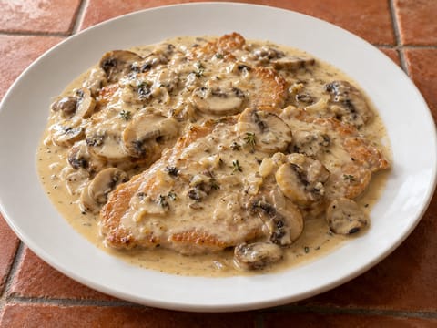 Escalopes de vitela à Normande com natas e cogumelos Escalopes de vitela à Normande com natas e cogumelos