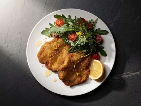 Kalv Milanese med rucola- og cherrytomatsalat