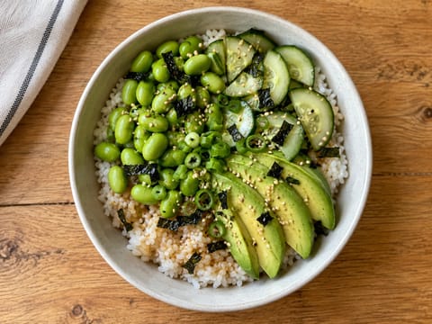 Wegański poke bowl z awokado i edamame Wegański poke bowl z awokado i edamame