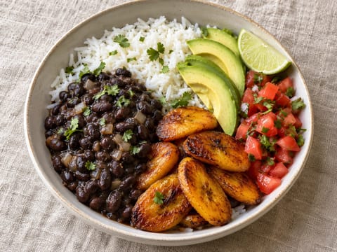 Vegan bowl met zwarte bonen en bakbanaan met limoensalsa Vegan bowl met zwarte bonen en bakbanaan met limoensalsa