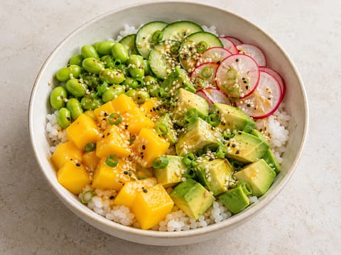 Vegansk poke bowl med mango og avokado Vegansk poke bowl med mango og avokado