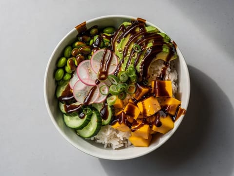 Vegaaninen mango-avokado poke-kulho Vegaaninen mango-avokado poke-kulho