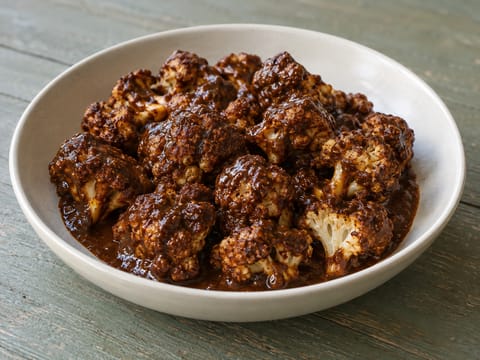 Veganské mole poblano s pečeným květákem Veganské mole poblano s pečeným květákem