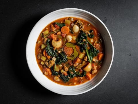 Ribollita vegana con cavolo nero (sopa toscana de alubias y pan)