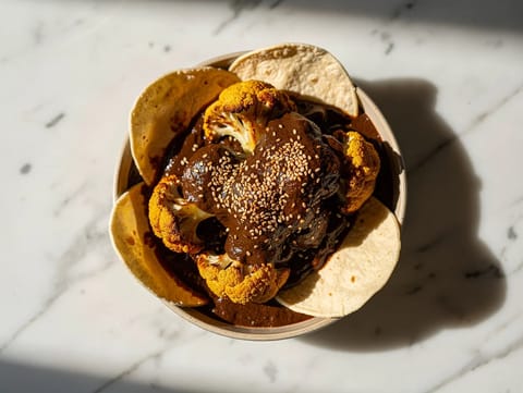 Mole Poblano vegetarian cu conopidă coaptă Mole Poblano vegetarian cu conopidă coaptă