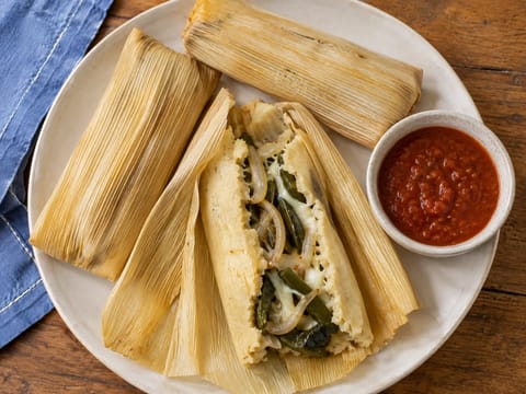 Tamales vegetarianos con rajas de poblano y queso Oaxaca
