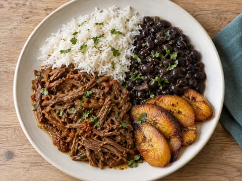 Pabellón Criollo (venezuelansk revet oksekjøtt med ris og bønner) Pabellón Criollo (venezuelansk revet oksekjøtt med ris og bønner)