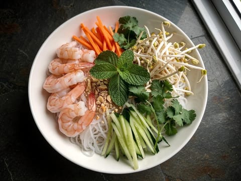 Vietnamesische Reisnudelsalat-Bowl mit Garnelen Vietnamesische Reisnudelsalat-Bowl mit Garnelen