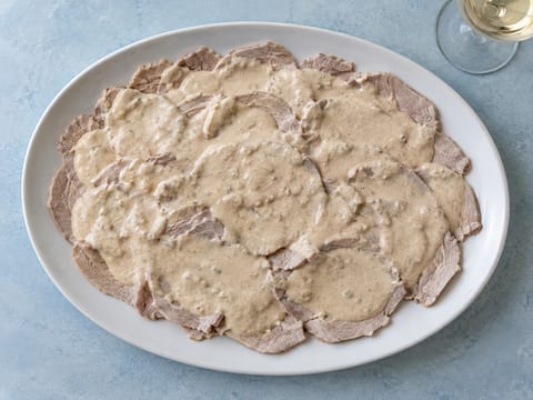 Vitello Tonnato Classico (telecí s tuňákovo-kapariovou omáčkou)