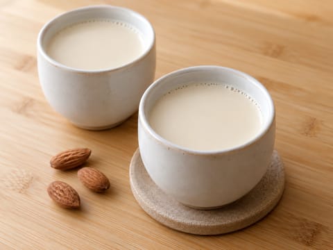Lämmin kiinalaistyylinen mantelijuoma