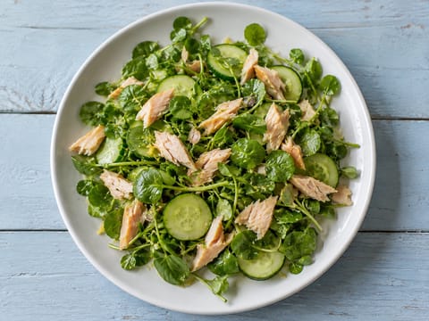 Salade met waterkers en gerookte forel