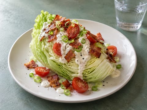 Ensalada wedge con beicon y ranch Ensalada wedge con beicon y ranch