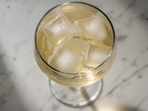 Weinschorle (spritz de vinho branco com água com gás)