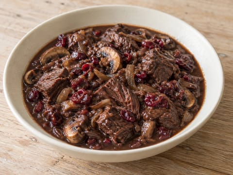 Wildstoof met Cranberry (tocană olandeză de vânat cu merișoare) Wildstoof met Cranberry (tocană olandeză de vânat cu merișoare)