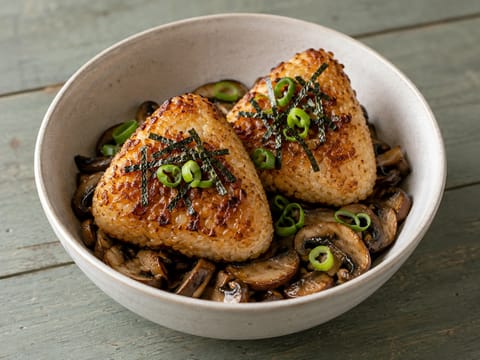 Miso Glazeli ve Mantarlı Yaki Onigiri Kasesi Miso Glazeli ve Mantarlı Yaki Onigiri Kasesi