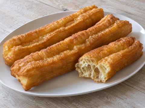 Youtiao (batoane chinezești de aluat prăjit) Youtiao (batoane chinezești de aluat prăjit)