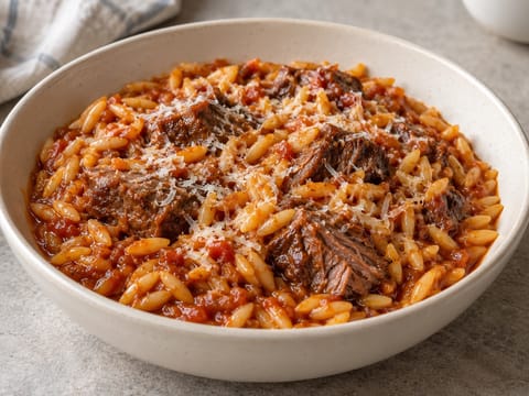 Youvetsi (tocăniță grecească de vită cu orzo) Youvetsi (tocăniță grecească de vită cu orzo)
