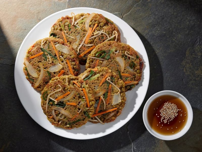 Bindaetteok (Crêpes coréennes aux haricots mungo et légumes) Bindaetteok (Crêpes coréennes aux haricots mungo et légumes)