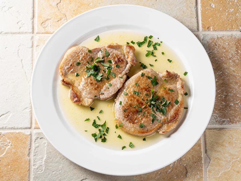 Scaloppine al Vino Bianco (Beyaz şaraplı, tereyağlı ve limon soslu dana eti) Scaloppine al Vino Bianco (Beyaz şaraplı, tereyağlı ve limon soslu dana eti)