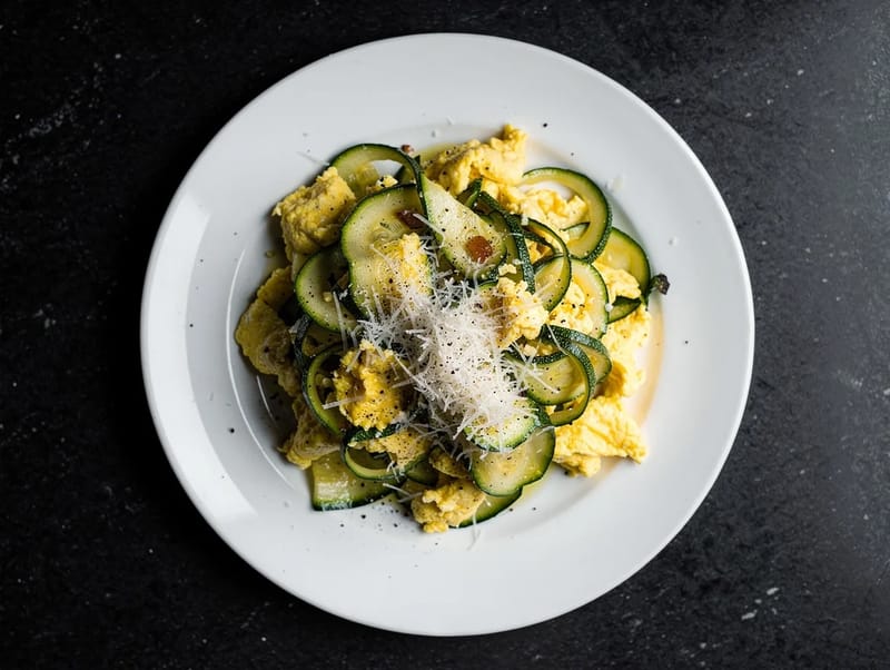 Zucchine Trifolate con Uova e Pecorino (dovlecei cu ouă și pecorino) Zucchine Trifolate con Uova e Pecorino (dovlecei cu ouă și pecorino)